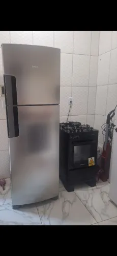 Conjunto geladeira INOX e fogão mesa de vidro.