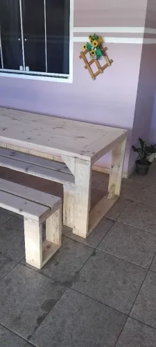 Mesa de madeira e bancos completo 