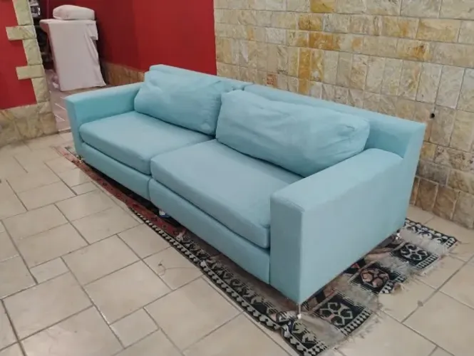 Sofá  Dunelli, fixo, 4 lugares, em linho verde, precisa consertar os pés.