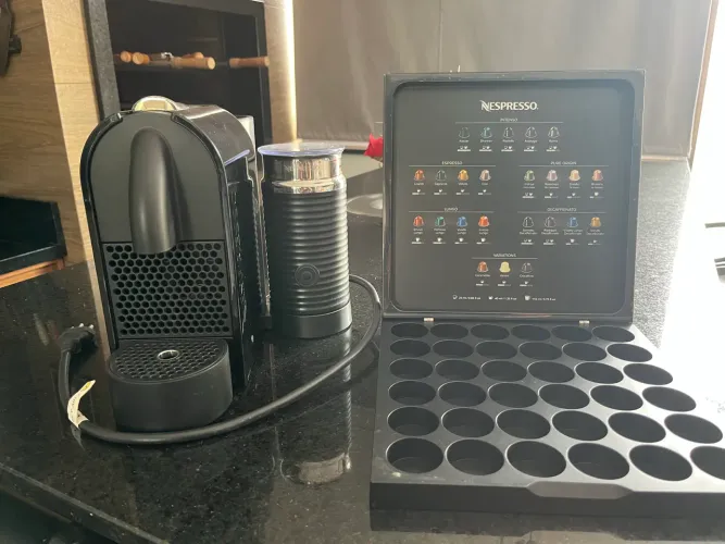Cafeteira + Leiteira Nespresso