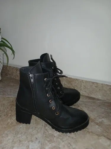 Bota preta semi nova 