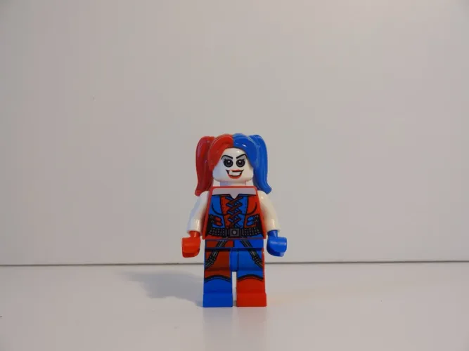 Minifigura Lego Harley Quinn Original (Arlequina) - Set 76053 DC Comics