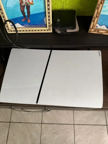 ? PlayStation 5 Digital Edition 1TB + Acessórios Completos - Excelente Estado