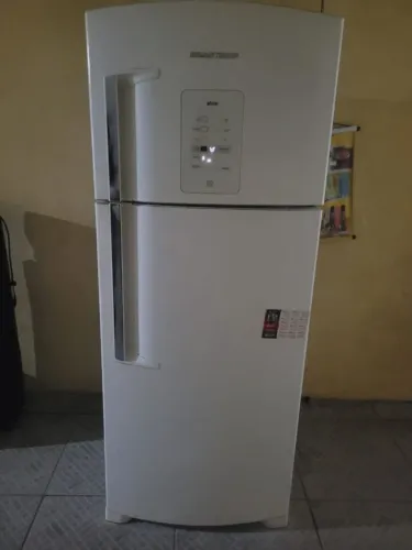 Brastemp Ative! Frost Free Duplex branco com painel eletrônico na porta superior.