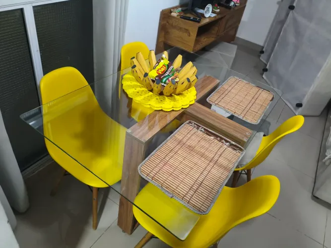 Mesa base MDF tampo de vidro 4 cadeiras Eiffel