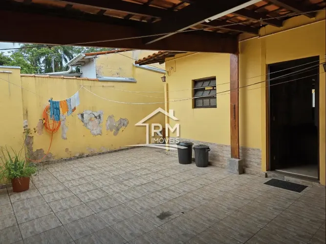 Vende linda casa no Bertioguinha, 2 dormitórios, quintal nos fundos com edícula e banheiro