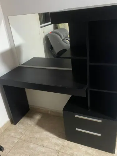 Vendo linda penteadeira com espelho R$ 199,00. Vendendo barato para liber espaço.