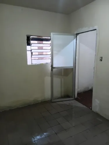 Aluga-se casa pequena com um quarto, na Rua santa Quitéria n: 53 ponta da terra