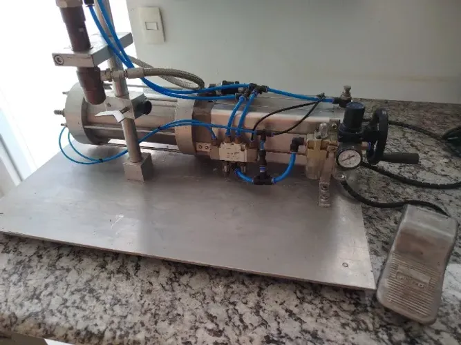 Envasadora penumática para liquidos e pouco viscosos