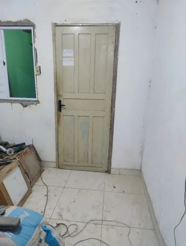 Vendo uma porta 210x80 completa caixão, alizares e fechaduras.