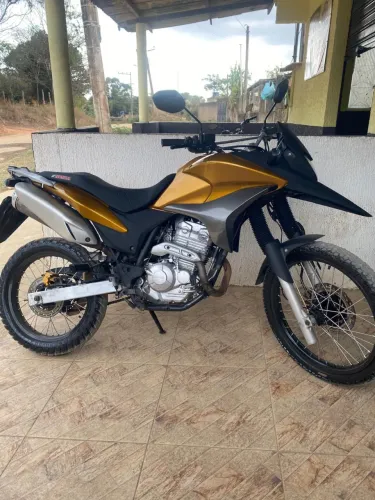 XRE barata pra sair logo 9,500