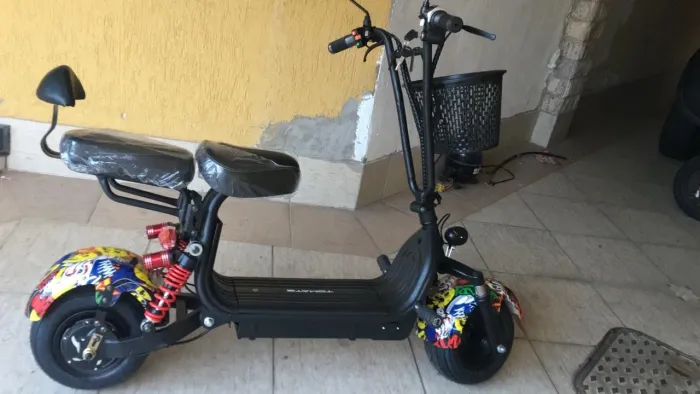 Scooter elétrica marca Tomate