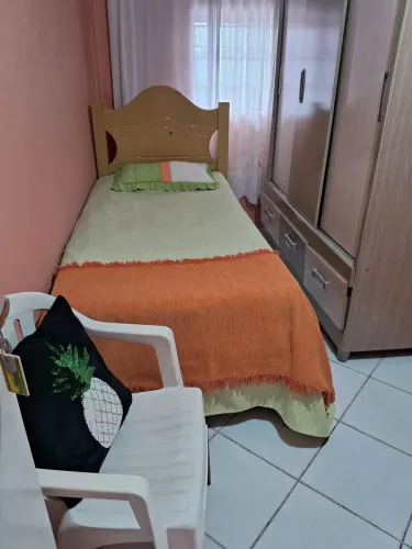 Aluga-se quartos para rapazes.
