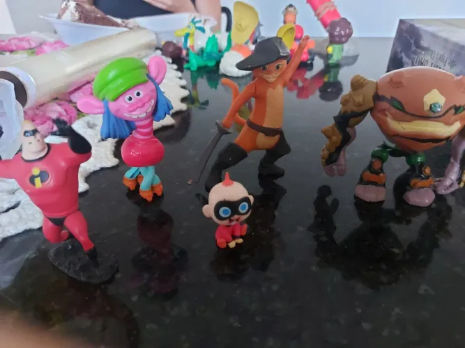 Lote de Figuras Colecionáveis (Incríveis, Gato das Botas, Ben 10 e Trolls)