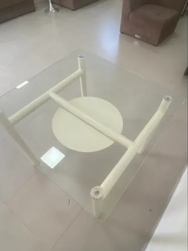 Mesa tubular de vidro 