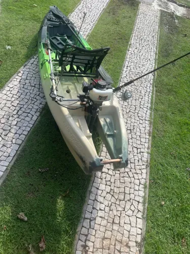 Caiaque de pesca Bruder Nautica com motor 