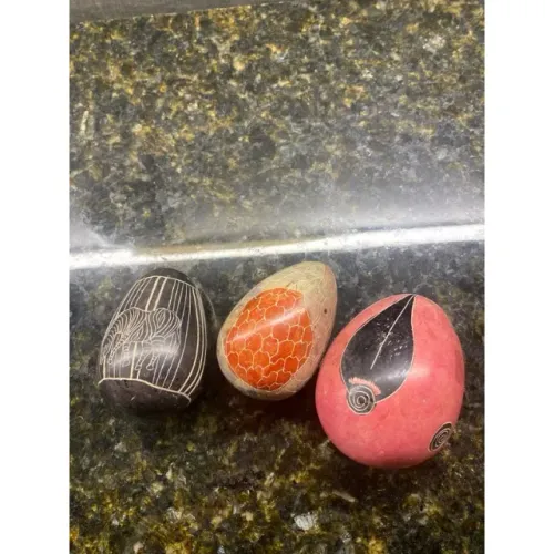 Conjunto com três peças decorativas de pedra do Quênia, feitas à mão.