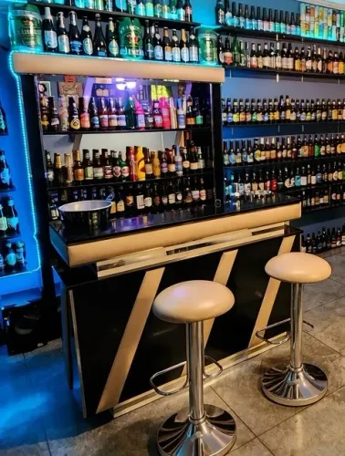 Bar Completo Estilo Pub com 2 Banquetas - Estrutura Pronta para Usar