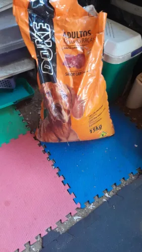 Vendo saco de ração pela metade