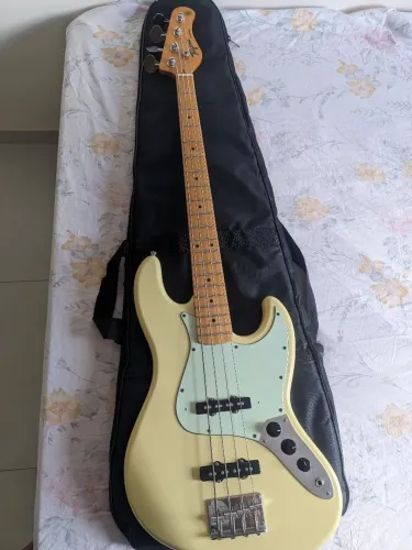 Baixo Tagima TW73
