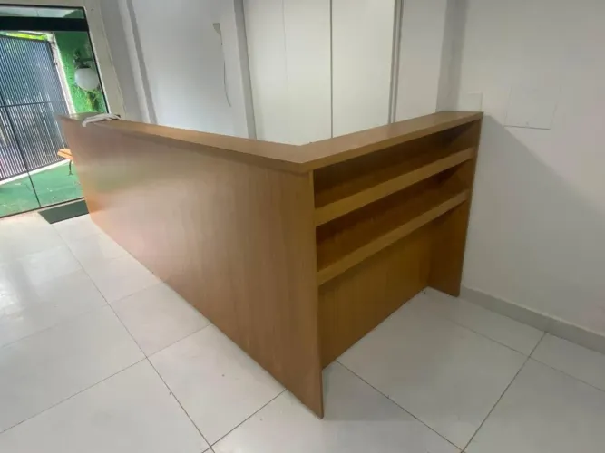 Balcão comercial de madeira ( SEM USO )