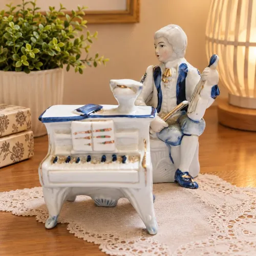 Par de Bibelôs Antigos de Porcelana - Músico e Piano Colonial Vintage<br>