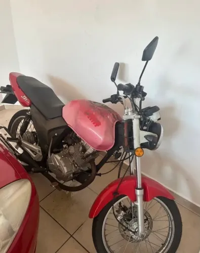 Moto 125 vermelha 