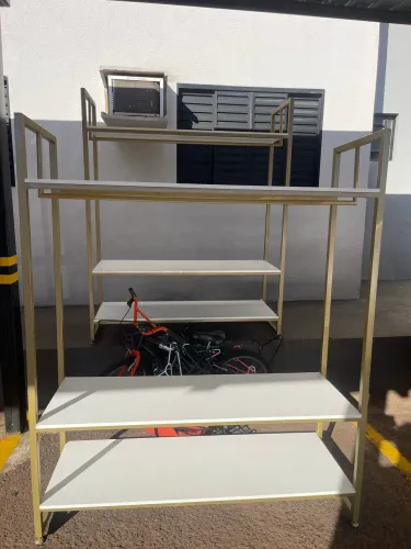 Valor unitário, vendo 2 araras em Ferro puro e Mdf de alta qualidade