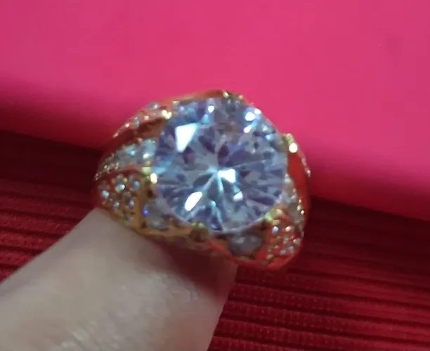 Vendo anel com predra zircônia prata banhado a ouro 18k 