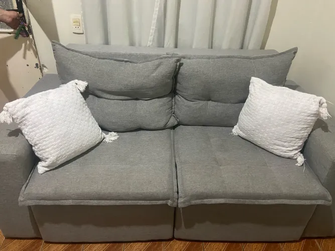 Vende-se sofá retrátil na cor cinza com poucos meses de uso.