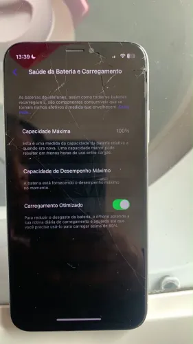  iPhone X com detalhes na tela da frente e na  d trás 