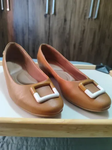 Sapato Usaflex Caramelo Couro Scarpin salto bloco Fivela bicolor Tam 37 USADO 
