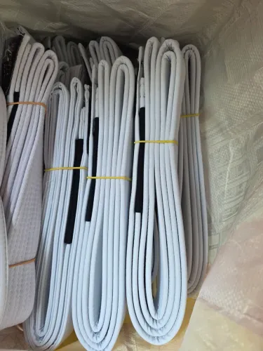 Faixas de Jiu-Jitsu brancas novas