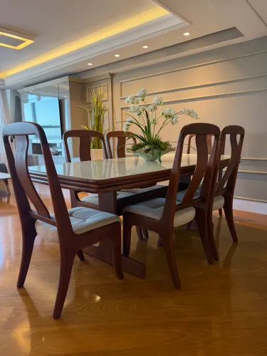 Mesa sala de jantar de vidro com 6 cadeiras de linho