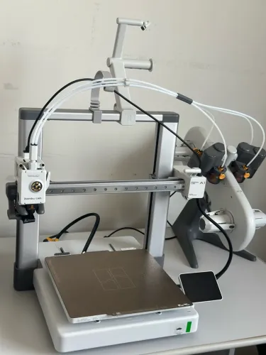 Bambu Lab A1 com AMS (menos de 30 horas de uso)
