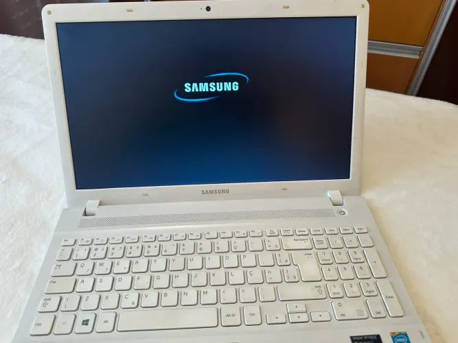 Notebook branco Samsung i7 8GB SSD