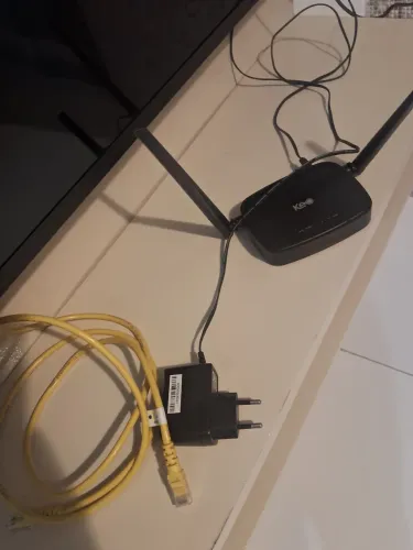 Roteador Wi-Fi e cabo de rede