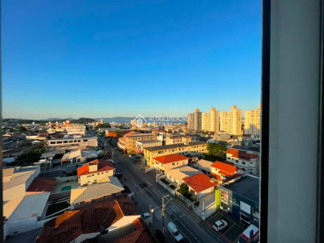 Apartamento mobiliado com 3 dormitórios e vista para o mar em Areias - São José