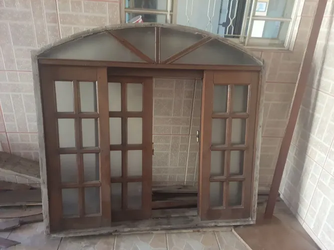 JANELA DE MADEIRA COLONIAL COMPLETA