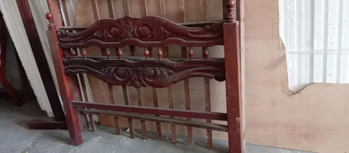 Cama de madeira em angelin