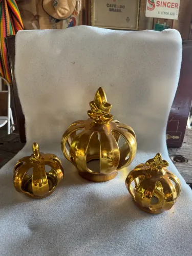 Conjunto de três ornamentos decorativos de cerâmica com acabamento em ouro