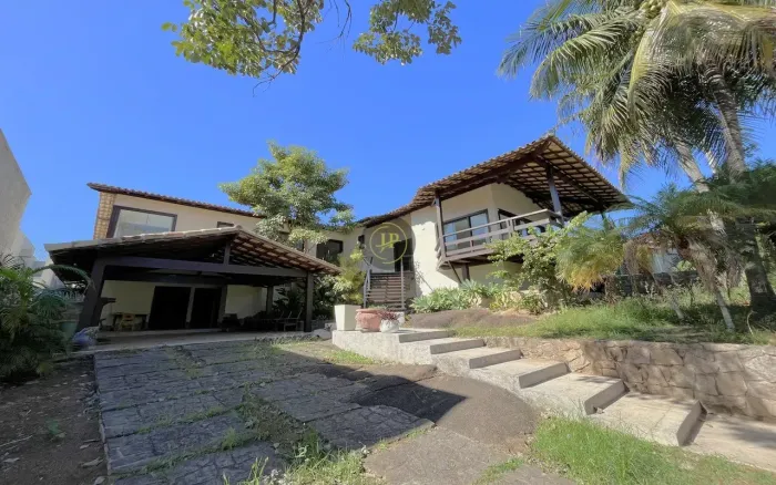 CASA DE ALTO PADRÃO COM 924m² + 4 SUÍTES + A POUCOS METROS DA AREIA, NA ILHA DO FRADE