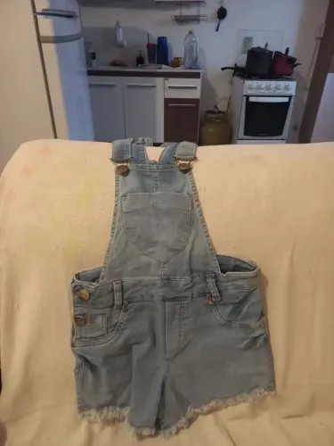BRECHÓ - Jardineira jeans short tamanho 40 (M)