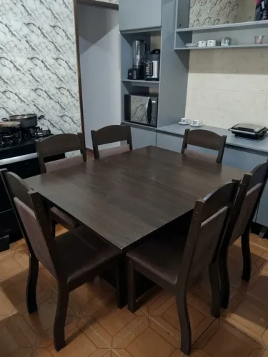 Mesa de cozinha de 8 lugares otimo estado (duas cadeiras arrumar assento)