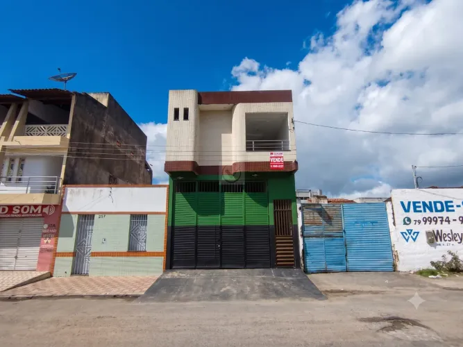 Oportunidade Dupla na Avenida Walter Franco! Prédio com Ponto Comercial e Ampla Residência