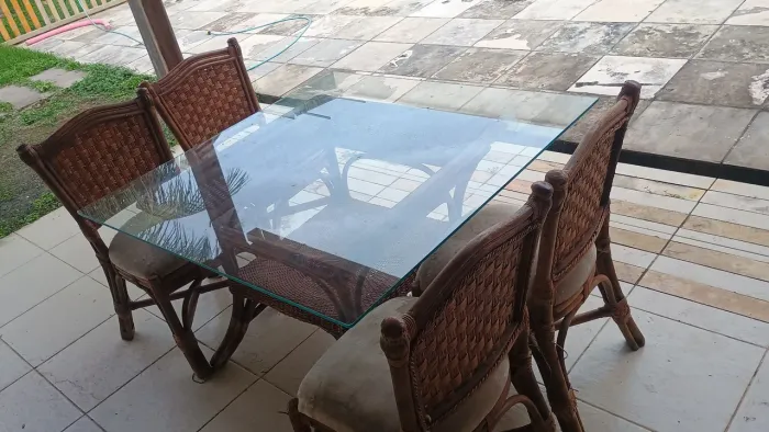Conjunto Mesa e 4 cadeiras de madeira e fibra sintética.