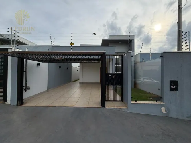 Casa à venda em Maringá, com 3 quartos, 125 m², com piscina, pé-direito alto e projeto int