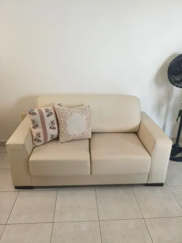 Sofá courino retrátil 2 lugares