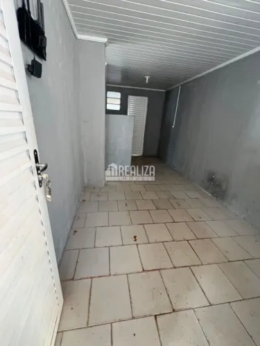 Casa com 2 Quarto(s) e 1 banheiro(s) para Alugar, 70 m² por R$ 950 / Mês