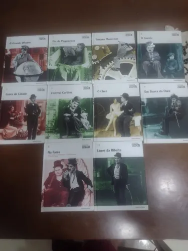 Coleção Folha Charles Chaplin (com 20 livros em capa dura e DVD).